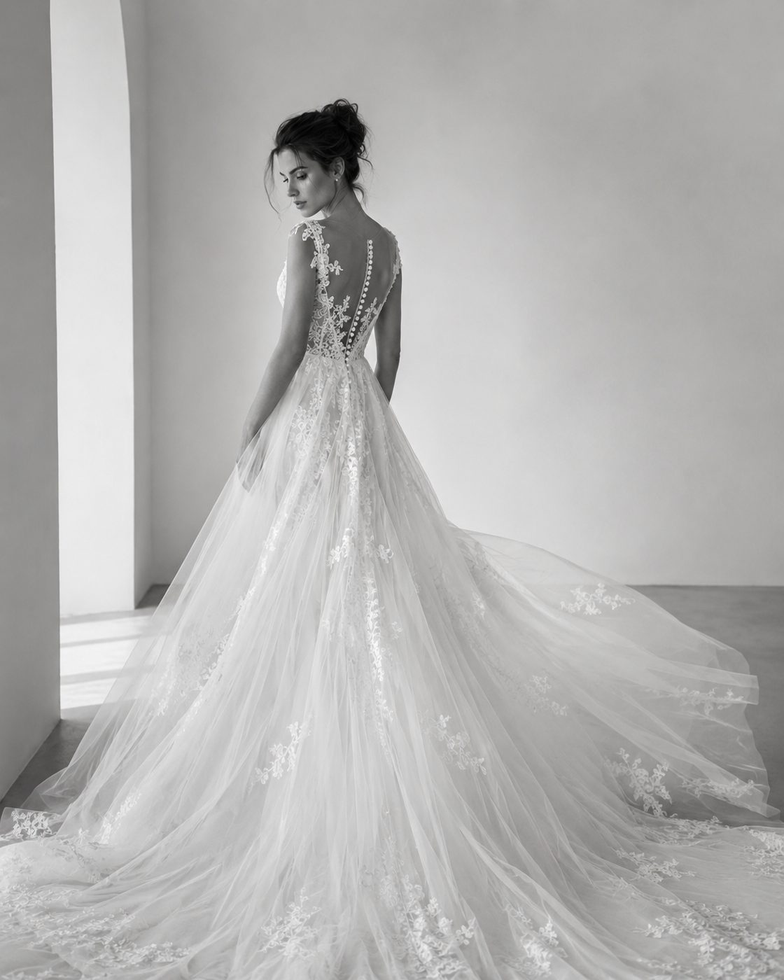 Brautkleid Rückansicht mit Spitze und fliessender Schleppe, Atelier Rikelmys